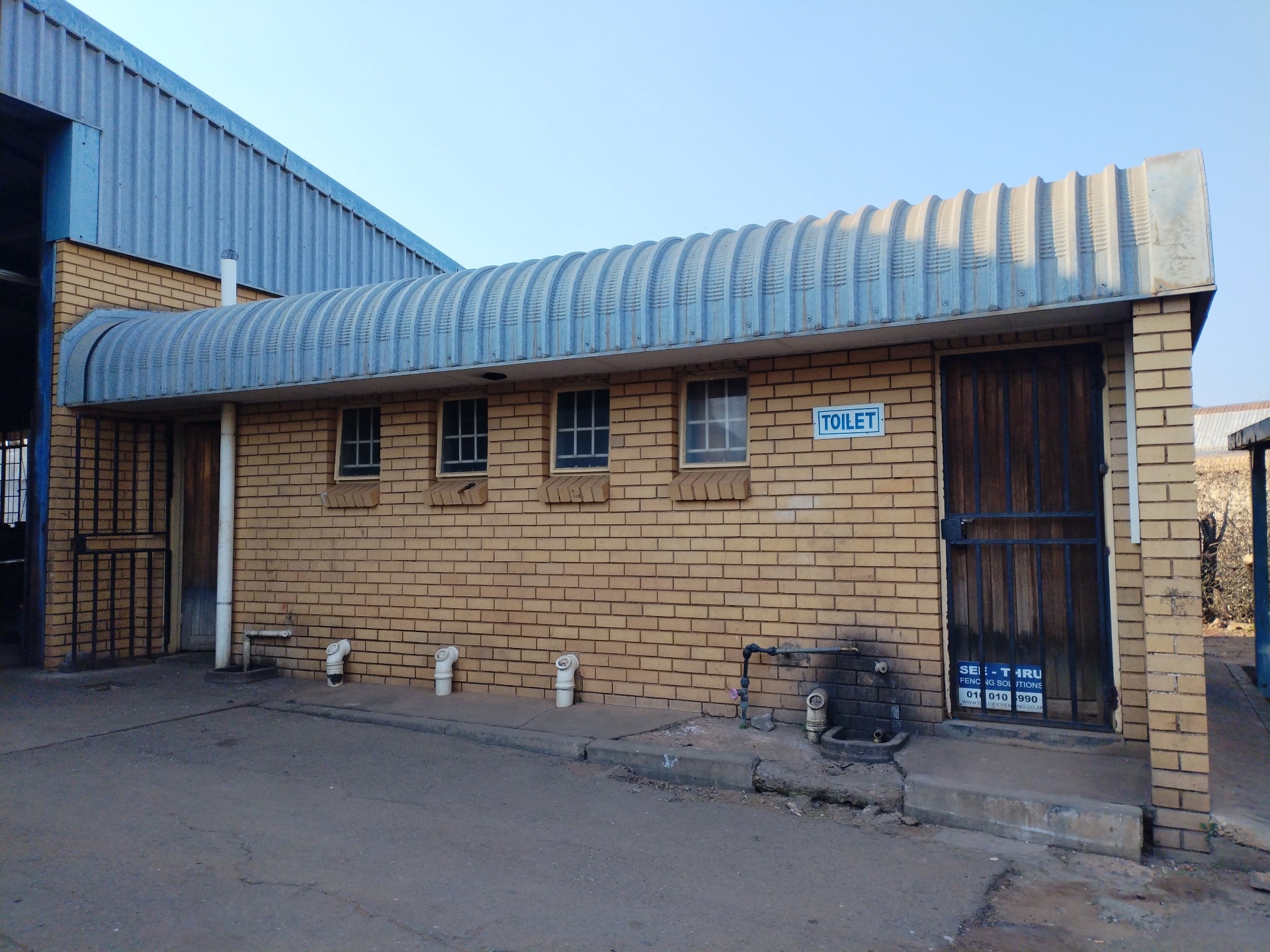Workshop side facility building